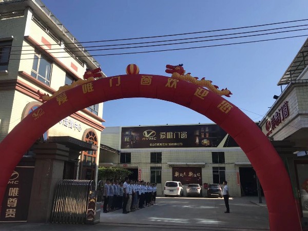 廣東銅門生產廠家愛唯銅藝歡迎成全國家居建材門店老板到廠參觀考察