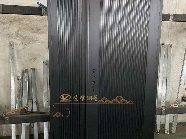 佛山銅門廠家愛唯銅藝——簡約銅門款式車間調試